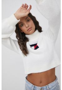 Tommy Jeans sweter z domieszką wełny damski kolor biały z golfem. Okazja: na co dzień. Typ kołnierza: golf. Kolor: biały. Materiał: wełna. Styl: casual