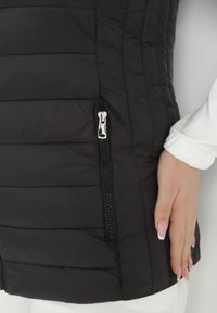 Born2be - Czarna Kamizelka Pikowana z Kapturem Kari. Okazja: na co dzień. Typ kołnierza: kaptur. Kolekcja: plus size. Kolor: czarny. Długość: długie. Wzór: gładki. Materiał: tkanina, sztruks. Długość rękawa: długi rękaw. Styl: casual #7