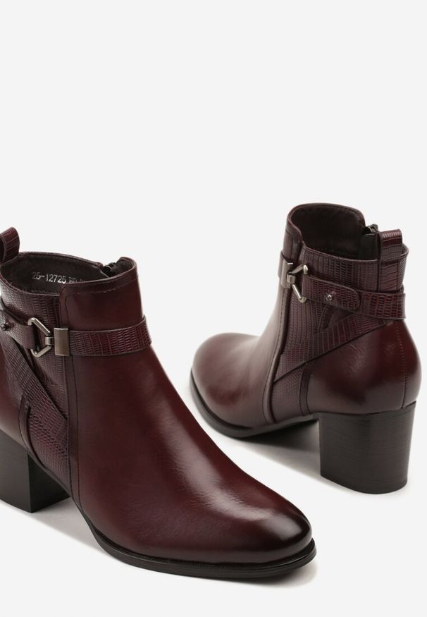 Renee - Bordowe Botki na Słupkowym Obcasie z Eleganckim Zdobieniem przy Cholewce Tulaneira. Okazja: na co dzień. Kolor: czerwony. Materiał: jeans. Szerokość cholewki: normalna. Wzór: aplikacja. Obcas: na obcasie. Styl: elegancki. Wysokość obcasa: średni