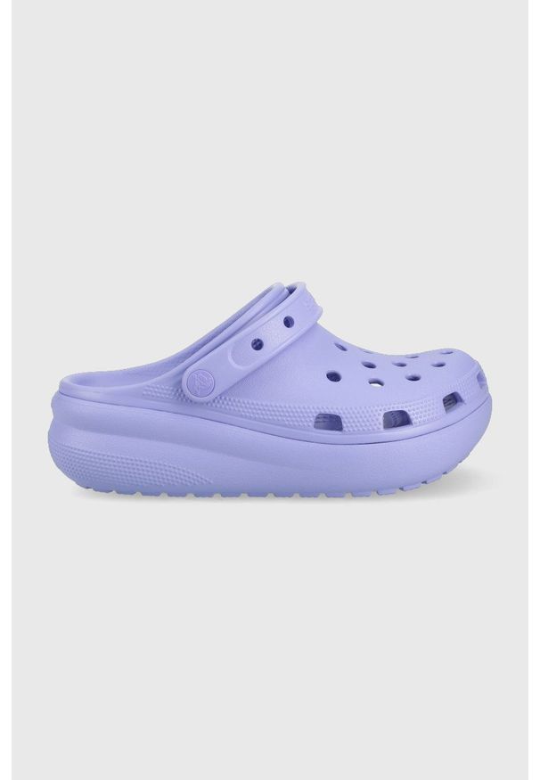 Crocs klapki dziecięce kolor fioletowy. Nosek buta: okrągły. Kolor: fioletowy. Materiał: materiał. Wzór: gładki. Obcas: na platformie