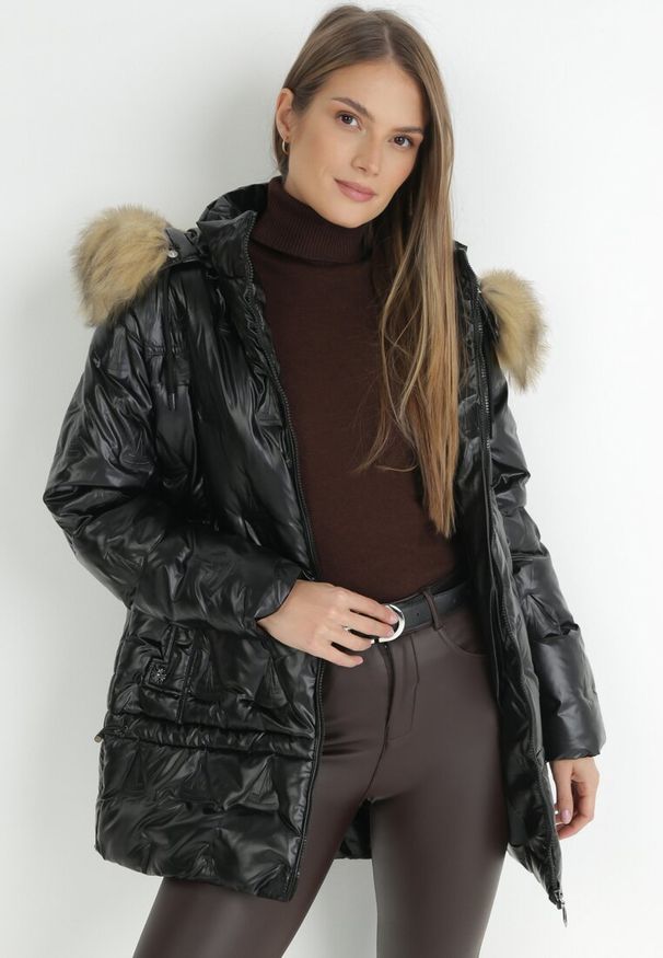 Born2be - Czarna Kurtka Metaliczna z Futrzanym Kapturem Amolika. Okazja: na co dzień. Kolor: czarny. Materiał: futro. Styl: casual