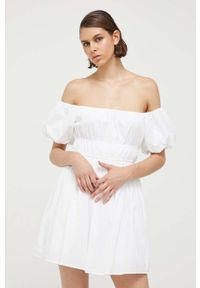 Hollister Co. sukienka bawełniana kolor biały mini rozkloszowana. Kolor: biały. Materiał: bawełna. Typ sukienki: rozkloszowane. Długość: mini #1