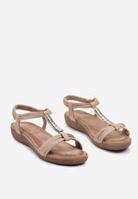 Renee - Beżowe Płaskie Sandały Wsuwane z Metalowymi Ozdobami Testrine. Nosek buta: otwarty. Zapięcie: bez zapięcia. Kolor: beżowy. Wzór: aplikacja. Sezon: lato #2