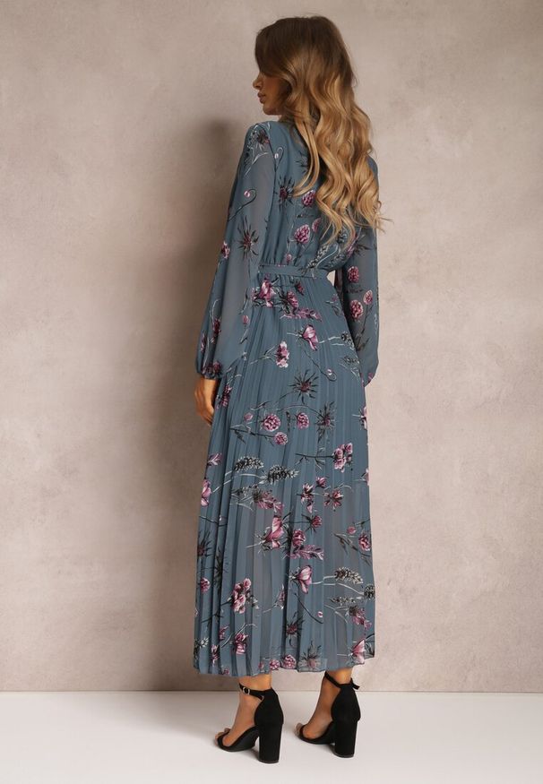 Renee - Granatowa Sukienka Plisowana w Kwiaty Emiranda. Okazja: na co dzień. Typ kołnierza: dekolt w serek. Kolor: niebieski. Materiał: zamsz. Wzór: kwiaty. Typ sukienki: plisowane. Styl: casual