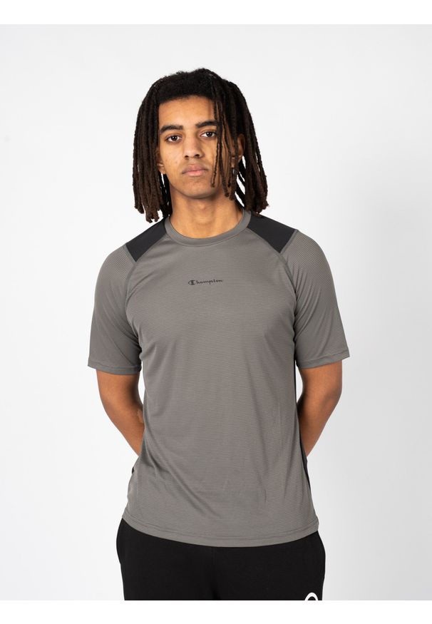 Champion T-Shirt "Tech Tee" | 218011 | Mężczyzna | Czarny, Szary. Okazja: na co dzień. Kolor: czarny, szary, wielokolorowy. Materiał: poliester. Wzór: nadruk. Styl: klasyczny, casual