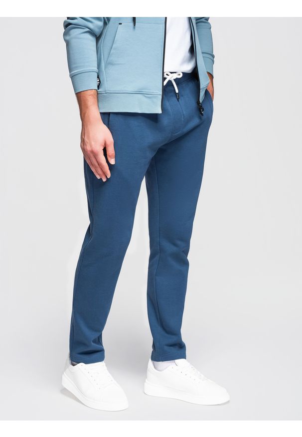 Ombre Clothing - Spodnie męskie bawełniane dresowe BASIC z nogawką bez ściągacza - ciemnoniebieskie V4 - Rozmiar: XL. Okazja: na co dzień. Kolor: niebieski. Materiał: dresówka, bawełna. Wzór: gładki, aplikacja. Styl: casual, klasyczny, sportowy