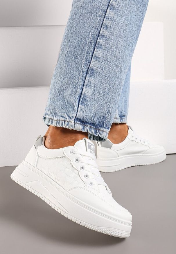 Born2be - Biało-Szare Klasyczne Sneakersy na Grubszej Podeszwie Ozdobione Perforacją Hinesta. Nosek buta: okrągły. Zapięcie: sznurówki. Kolor: biały. Materiał: materiał. Wzór: aplikacja. Obcas: na obcasie. Wysokość obcasa: niski