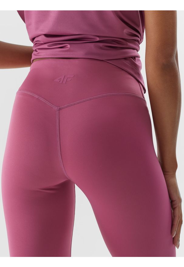 4f - 4F Legginsy treningowe ze średnim stanem damskie - różowe XS. Kolor: różowy. Materiał: syntetyk, materiał, elastan, włókno, dzianina. Wzór: jednolity, gładki, ze splotem. Sport: fitness