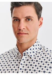 Pako Lorente - Biała koszula w niebieski wzór geometryczny. Kolor: biały, niebieski, wielokolorowy. Materiał: elastan, bawełna. Długość rękawa: długi rękaw. Długość: długie. Wzór: geometria #6