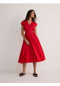 Reserved - Sukienka midi z wycięciami - czerwony. Kolor: czerwony. Materiał: bawełna. Długość: midi #1