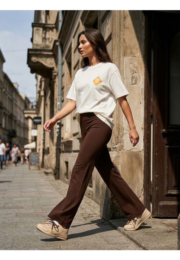 Sinsay - Bawełniana koszulka z nadrukiem wakacyjnym - kremowy. Kolor: kremowy. Materiał: bawełna. Wzór: nadruk. Styl: wakacyjny