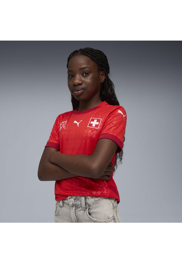 Puma - Młodzieżowa koszulka domowa kobiecej reprezentacji Szwajcarii Team 2025 PUMA. Kolor: czerwony. Sport: piłka nożna