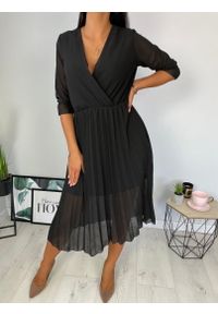 ModnaKiecka.pl - Czarna Plisowana Sukienka Midi 6628-100-B. Okazja: na wesele, na ślub cywilny, na randkę. Kolor: czarny. Materiał: elastan, poliester. Wzór: gładki, jednolity. Długość: midi #1