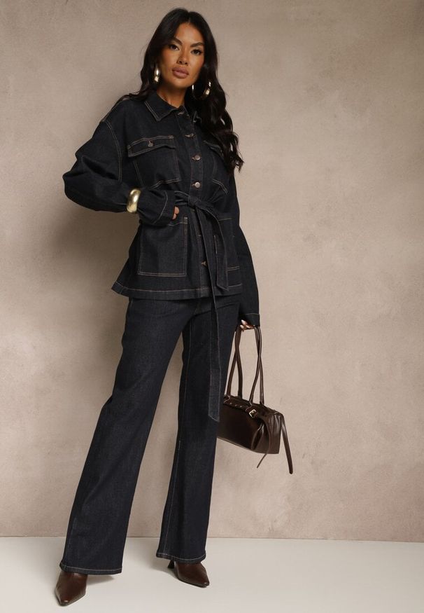 Renee - Granatowa Jeansowa Kurtka o Koszulowym Kroju z Wiązanym Paskiem Zennava. Kolor: niebieski. Materiał: jeans