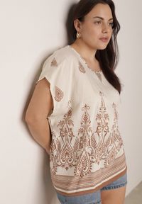 Born2be - Beżowa Wiskozowa Bluzka z Etnicznym Wzorem Melloshell. Okazja: na co dzień. Kolor: beżowy. Materiał: wiskoza. Styl: elegancki, casual #5