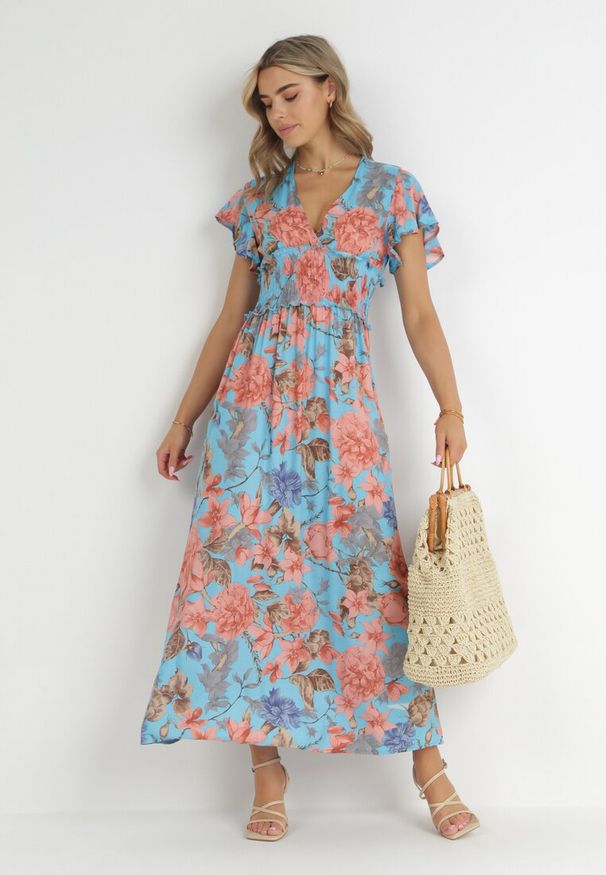 Born2be - Niebieska Sukienka Maxi w Kwiaty z Gumką w Pasie Shepes. Typ kołnierza: dekolt kopertowy. Kolor: niebieski. Materiał: tkanina, wiskoza. Wzór: kwiaty. Typ sukienki: kopertowe. Długość: maxi