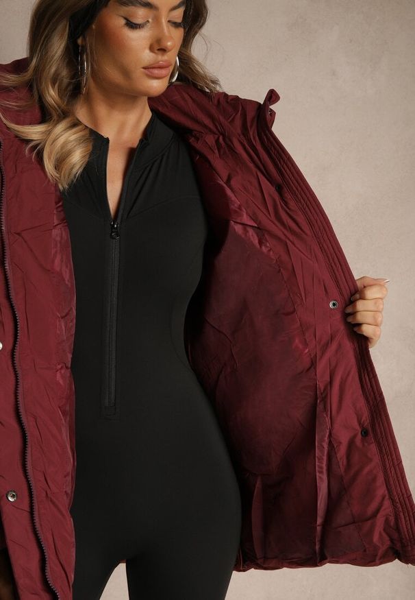 Renee - Bordowa Kurtka Oversize z Pikowanymi Przeszyciami i Kapturem Galeana. Okazja: na co dzień. Kolor: czerwony. Materiał: dzianina, zamsz, jeans, poliester. Sezon: zima. Styl: casual, elegancki