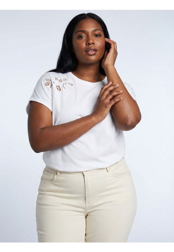 Sinsay - Bawełniana koszulka z ażurowym zdobieniem Plus Size - biały. Kolekcja: plus size. Kolor: biały. Materiał: bawełna. Wzór: ażurowy, aplikacja