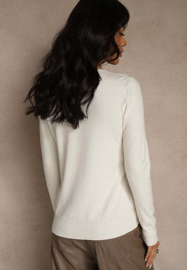 Renee - Biały Gładki Sweter w Minimalistycznym Stylu Tevra. Okazja: na co dzień. Kolor: biały. Materiał: jeans. Wzór: gładki. Styl: casual, klasyczny