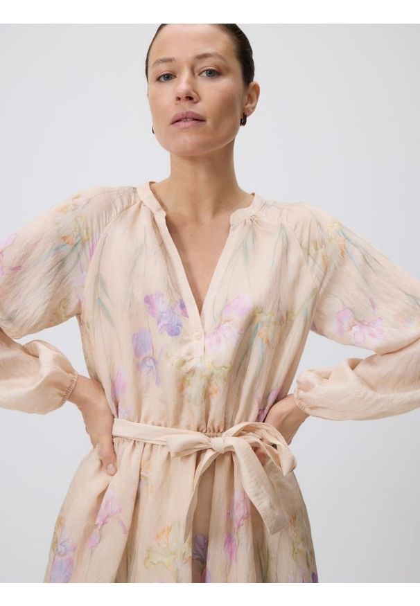 Reserved - Sukienka mini z modalem - kremowy. Kolor: kremowy. Materiał: tkanina. Długość: mini