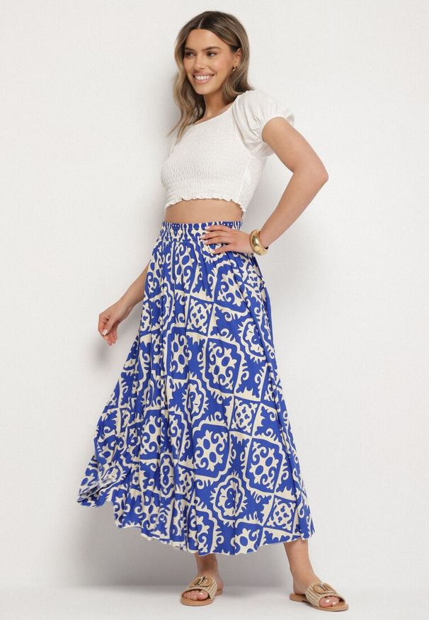 Born2be - Niebieska Wiskozowa Spódnica w Geometryczny Wzór Mavarose. Okazja: na co dzień. Kolor: niebieski. Materiał: wiskoza. Wzór: geometria. Styl: klasyczny, casual, elegancki