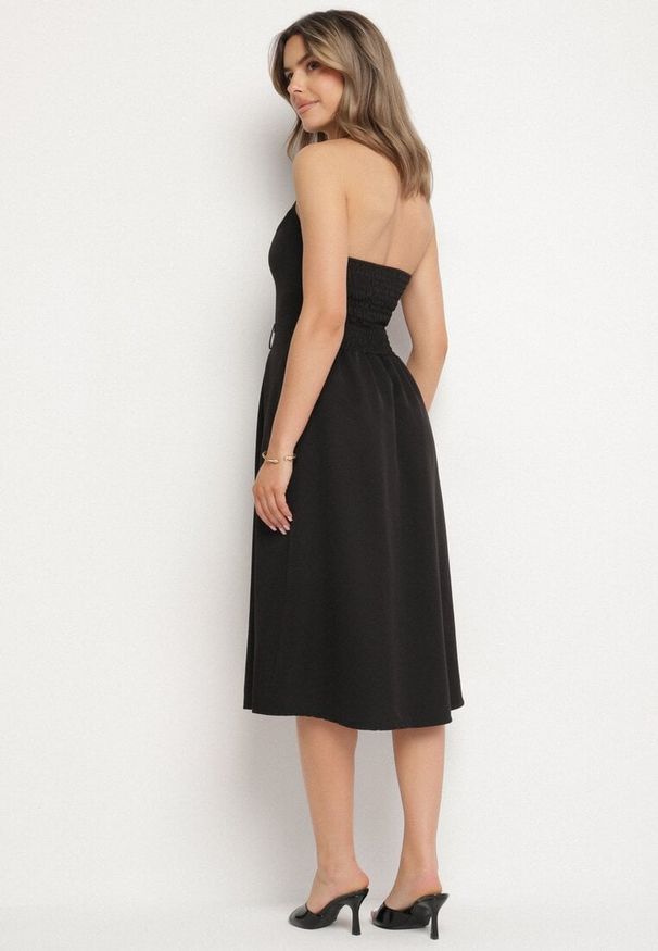 Born2be - Czarna Sukienka na Szyję z Ozdobnymi Guzikami Folorea. Kolor: czarny