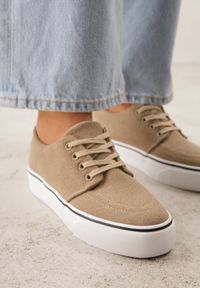 Born2be - Ciemnobeżowe Klasyczne Tenisówki z Ozdobnym Paskiem przy Podeszwie Ranora. Zapięcie: pasek. Kolor: beżowy. Materiał: jeans, dresówka. Szerokość cholewki: normalna. Wzór: gładki. Styl: klasyczny #3