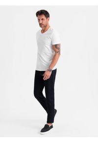 Ombre Clothing - Klasyczna męska bawełniana koszulka z dekoltem w serek BASIC – biała V4 OM-TSBS-0237 - XXL. Typ kołnierza: dekolt w serek. Kolor: biały. Materiał: bawełna. Styl: klasyczny #6