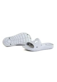 Klapki męskie Under Armour Locker IV SL. Zapięcie: bez zapięcia. Kolor: biały, szary, wielokolorowy. Materiał: materiał, syntetyk. Sezon: lato