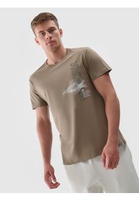 4f - T-shirt z nadrukiem regular męski - khaki. Okazja: na co dzień. Kolor: oliwkowy, brązowy, wielokolorowy. Materiał: dzianina, jersey. Wzór: nadruk. Styl: casual, klasyczny, sportowy