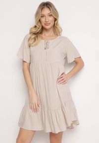Born2be - Jasnobeżowa Sukienka z Bawełny o Rozkloszowanym Kroju z Wiązaniem przy Dekolcie Mepilea. Okazja: na co dzień. Kolor: beżowy. Materiał: bawełna. Długość rękawa: krótki rękaw. Sezon: wiosna, lato. Typ sukienki: rozkloszowane. Styl: klasyczny, casual, elegancki #4