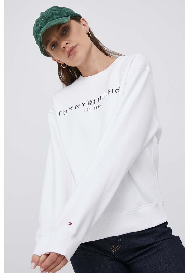 TOMMY HILFIGER - Tommy Hilfiger bluza damska kolor biały. Kolor: biały. Materiał: bawełna. Wzór: nadruk. Styl: klasyczny