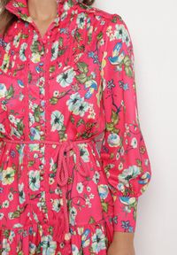 Born2be - Fuksjowa Koszulowa Sukienka ze Stójką i Falbanką Madalyn. Typ kołnierza: kołnierzyk stójkowy. Kolor: różowy. Materiał: koronka. Typ sukienki: koszulowe #2