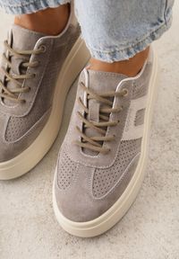 Born2be - Ciemnobeżowe Zamszowe Sneakersy na Grubej Podeszwie z Perforacją i Ozdobą Sewtora. Okazja: na co dzień. Zapięcie: pasek. Kolor: beżowy. Materiał: zamsz. Wzór: aplikacja #2