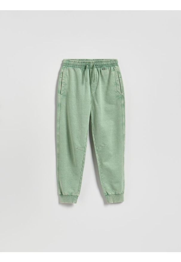 Reserved - Joggery z efektem sprania - jasnozielony. Kolor: zielony. Materiał: dzianina, bawełna