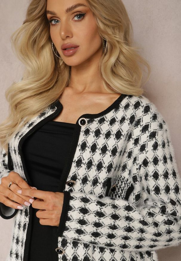 Renee - Biały Wiskozowy Kardigan Ozdobiony Wzorem w Pepitkę i Guzikami Saveri. Kolor: biały. Materiał: wiskoza. Wzór: aplikacja. Styl: retro, elegancki
