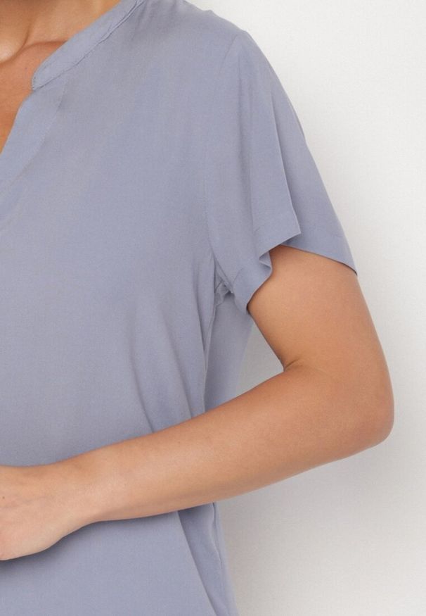 Born2be - Niebieska Wiskozowa Bluzka z Trójkątnym Dekoltem Adnoria. Okazja: na spotkanie biznesowe, do pracy. Kolor: niebieski. Materiał: wiskoza. Styl: elegancki, biznesowy