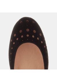 Marco Shoes Baleriny damskie z perforacją na cholewce czarne. Kolor: czarny. Szerokość cholewki: normalna #8