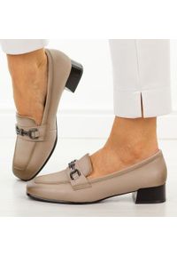 Beżowe skórzane półbuty damskie na obcasie Vinceza 39978. Okazja: na co dzień, na spotkanie biznesowe. Kolor: beżowy. Szerokość cholewki: normalna. Wzór: aplikacja. Materiał: skóra. Sezon: wiosna, jesień. Obcas: na obcasie. Styl: casual, biznesowy, elegancki, klasyczny. Wysokość obcasa: średni #1