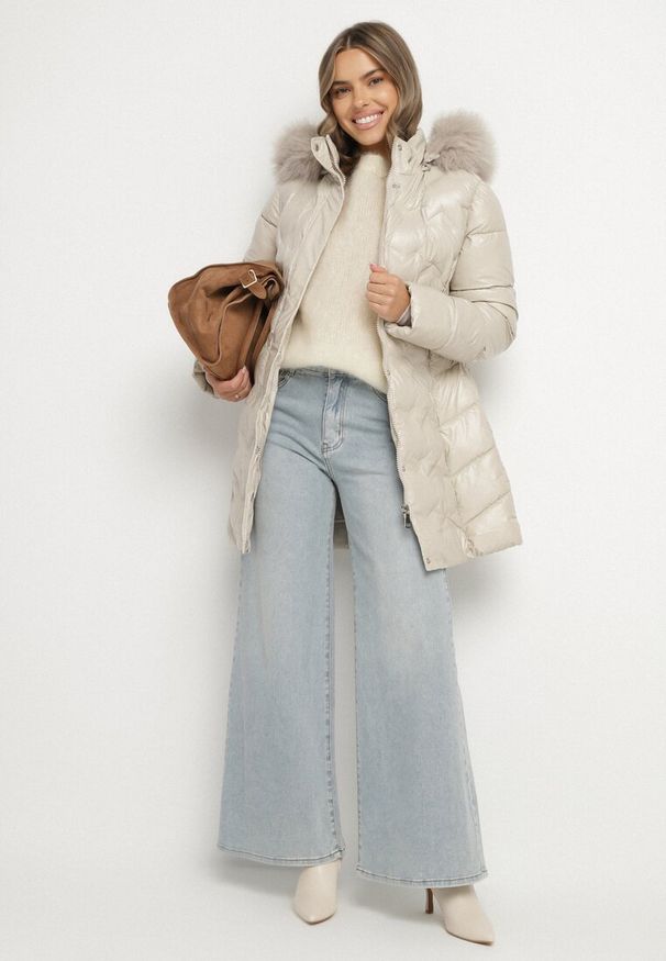 Born2be - Beżowa Pikowana Kurtka z Odpinanym Kapturem i Futerkiem Wiązana Paskiem Olenessa. Kolor: beżowy. Materiał: futro. Sezon: zima