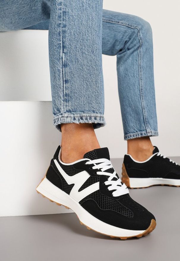 Born2be - Czarne Sneakersy z Geometrycznym Motywem Avelretis. Okazja: na co dzień. Zapięcie: sznurówki. Kolor: czarny. Materiał: jeans. Wzór: geometria. Obcas: na płaskiej podeszwie