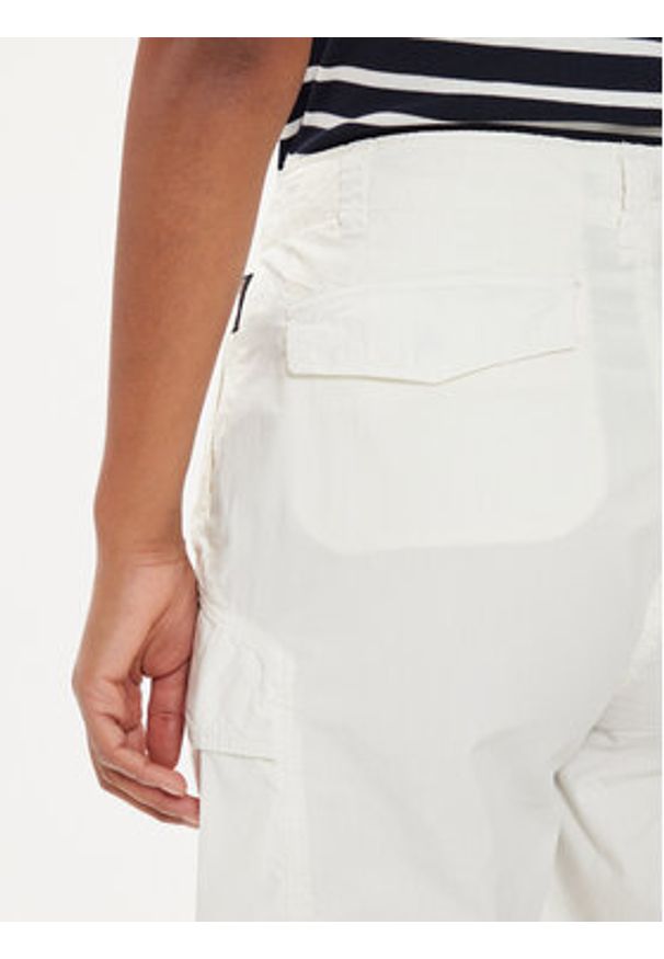 Napapijri Szorty materiałowe Narin NP0A4H8H Écru Loose Fit. Kolor: kremowy. Materiał: bawełna