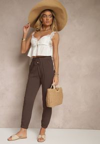 Renee - Brązowe Spodnie Dresowe High Waist z Ozdobnym Wiązaniem Ellivaria. Okazja: na co dzień. Stan: podwyższony. Kolor: brązowy. Materiał: dresówka. Styl: casual