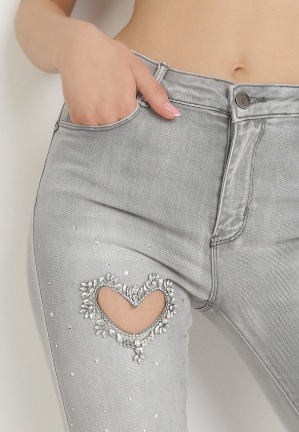 Born2be - Jasnoszare Jeansy Skinny Push-Up z Cyrkoniami i Wycięciem Dialline. Kolor: szary. Wzór: aplikacja