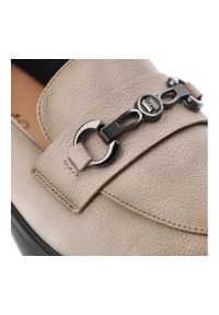 Mokasyny damskie Vinceza, skóra naturalna wsuwany fason klasyczne loafersy metalowa ozdoba niski stabilny obcas grubsza podeszwa, beżowe, 39991. Okazja: na co dzień. Kolor: beżowy. Materiał: skóra. Wzór: aplikacja. Obcas: na obcasie. Styl: klasyczny. Wysokość obcasa: średni #4