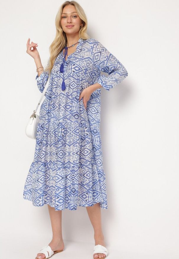 Born2be - Niebieska Rozkloszowana Sukienka w Stylu Boho Wiązana przy Dekolcie z Falbankami Dimasia. Okazja: na spacer. Typ kołnierza: kołnierz z falbankami. Kolor: niebieski. Materiał: materiał. Styl: boho