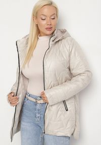 Born2be - Ciemnoszara Pikowana Kurtka z Kapturem w Klasycznym Stylu Mallissa. Okazja: na spacer. Typ kołnierza: kaptur. Kolekcja: plus size. Kolor: szary. Materiał: jeans. Wzór: aplikacja. Styl: klasyczny #5