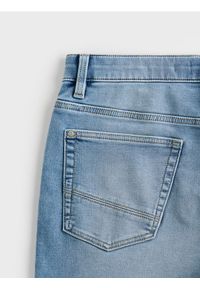 Reserved - Jeansy slim z efektem sprania - niebieski. Kolor: niebieski