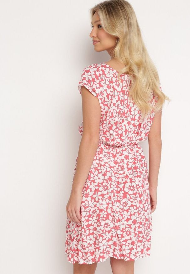 Born2be - Różowo-Biała Sukienka w Kwiaty z Gumką w Pasie i Krótkim Rękawem Basemia. Okazja: na co dzień, na spacer, na plażę. Kolor: różowy. Materiał: tkanina. Długość rękawa: krótki rękaw. Wzór: kwiaty. Sezon: lato. Typ sukienki: rozkloszowane. Styl: klasyczny, casual