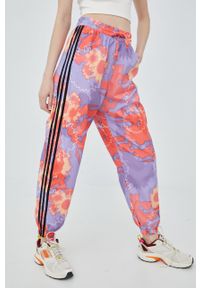 adidas Originals spodnie dresowe HC4597 damskie wzorzyste. Stan: podwyższony. Materiał: dresówka #5